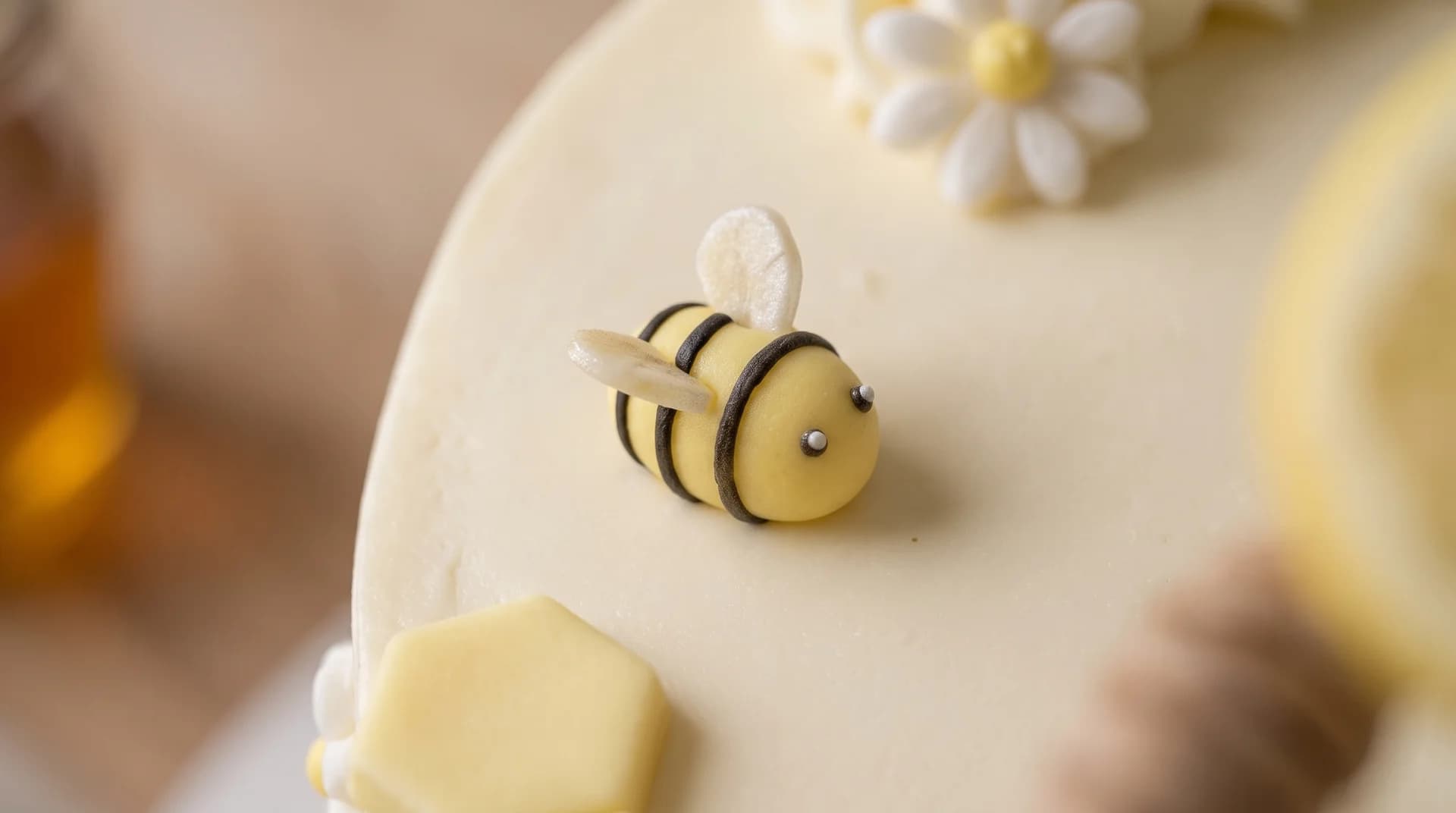 Création artisanale de cake design sur le thème abeille livrée à Froideville